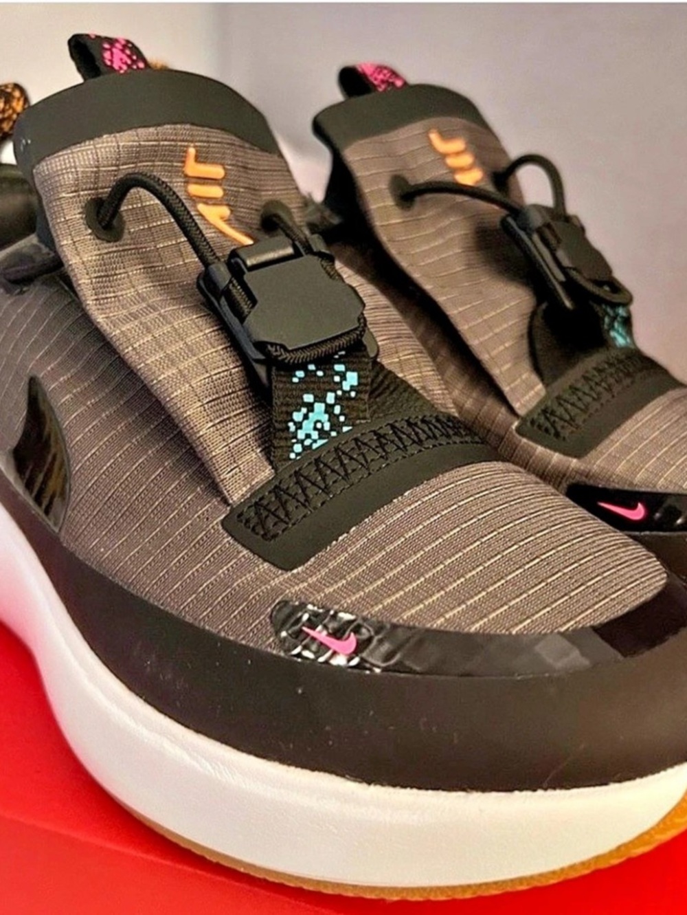 Nike Air Max FF 720 Sneakers in Black & Pink